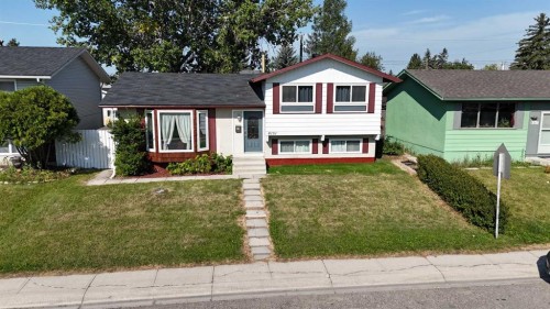 6151 Penworth Road Se, Calgary, AB - Outdoor With Facade