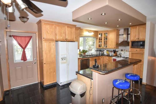 6151 Penworth Road Se, Calgary, AB - Indoor Photo Showing Kitchen