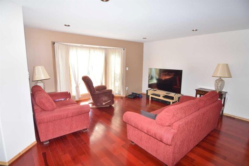 6151 Penworth Road Se, Calgary, AB - Indoor Photo Showing Living Room