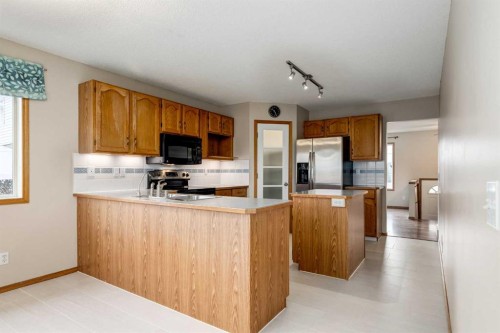 8 Canoe Circle Sw, Airdrie, AB - Indoor Photo Showing Kitchen