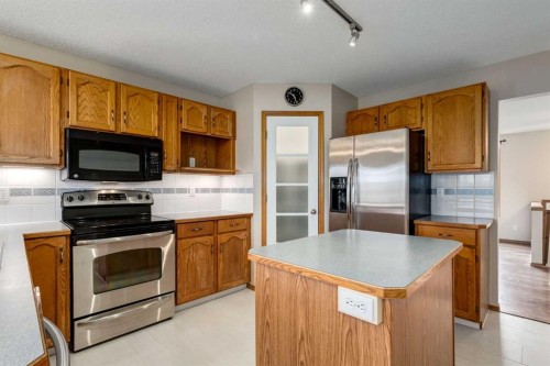 8 Canoe Circle Sw, Airdrie, AB - Indoor Photo Showing Kitchen With Stainless Steel Kitchen