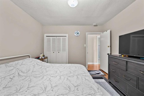 2220 38 Street Sw, Calgary, AB - Indoor Photo Showing Bedroom