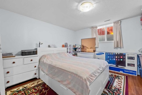 2220 38 Street Sw, Calgary, AB - Indoor Photo Showing Bedroom