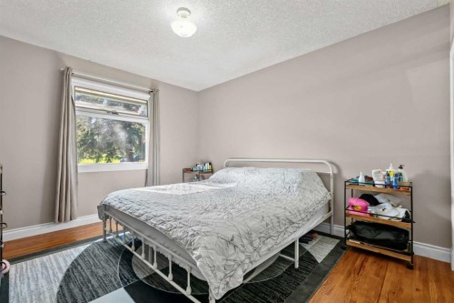 2220 38 Street Sw, Calgary, AB - Indoor Photo Showing Bedroom
