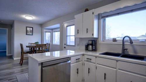78 Athabasca Crescent, Crossfield, AB - Indoor Photo Showing Kitchen With Double Sink