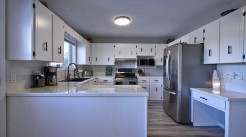 78 Athabasca Crescent, Crossfield, AB - Indoor Photo Showing Kitchen With Double Sink