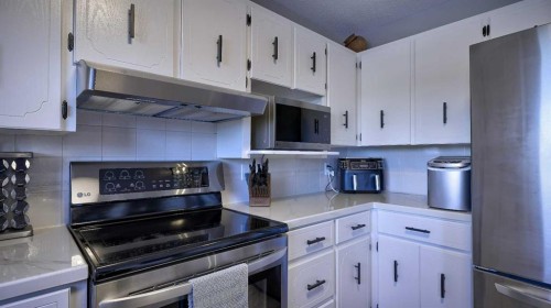 78 Athabasca Crescent, Crossfield, AB - Indoor Photo Showing Kitchen