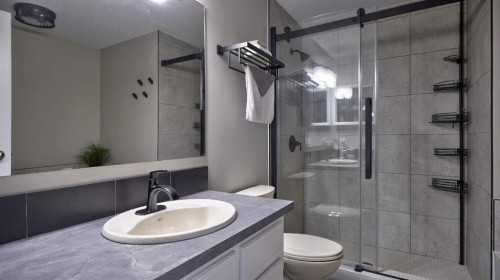 78 Athabasca Crescent, Crossfield, AB - Indoor Photo Showing Bathroom
