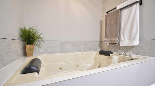 78 Athabasca Crescent, Crossfield, AB - Indoor Photo Showing Bathroom