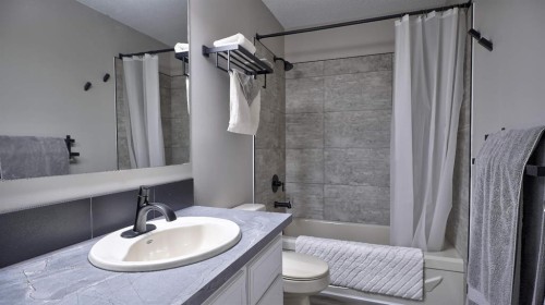 78 Athabasca Crescent, Crossfield, AB - Indoor Photo Showing Bathroom