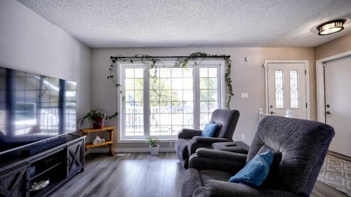 78 Athabasca Crescent, Crossfield, AB - Indoor Photo Showing Living Room