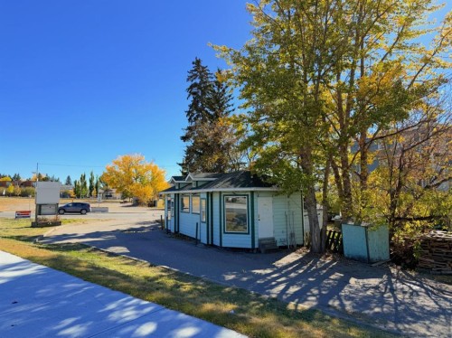 221 Second Ave West, Cochrane, AB 