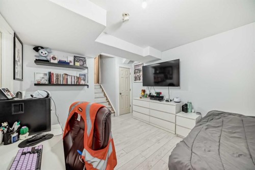 14 Dover Mews Se, Calgary, AB - Indoor Photo Showing Bedroom