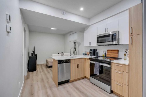 20 Edith Crescent Nw, Calgary, AB - Indoor Photo Showing Kitchen
