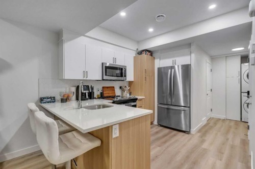 20 Edith Crescent Nw, Calgary, AB - Indoor Photo Showing Kitchen