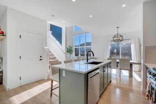 20 Edith Crescent Nw, Calgary, AB - Indoor Photo Showing Kitchen With Upgraded Kitchen