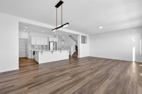 195 Corner Glen Crescent Ne, Calgary, AB - Indoor Photo Showing Kitchen