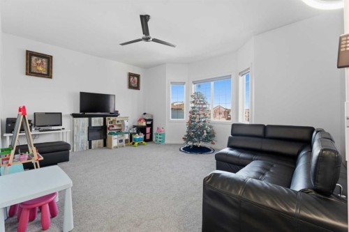 325 Bayside Place Sw, Airdrie, AB - Indoor Photo Showing Living Room