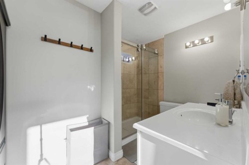325 Bayside Place Sw, Airdrie, AB - Indoor Photo Showing Bathroom