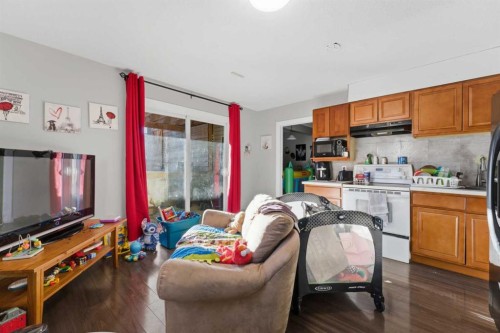 325 Bayside Place Sw, Airdrie, AB - Indoor Photo Showing Kitchen