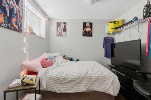 325 Bayside Place Sw, Airdrie, AB - Indoor Photo Showing Bedroom