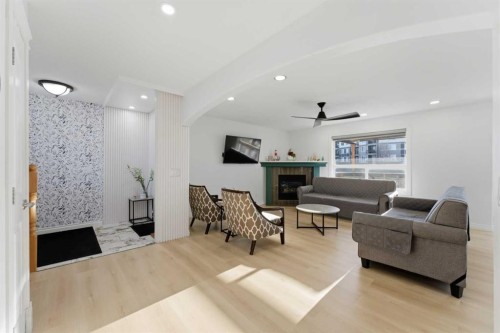 325 Bayside Place Sw, Airdrie, AB - Indoor Photo Showing Living Room