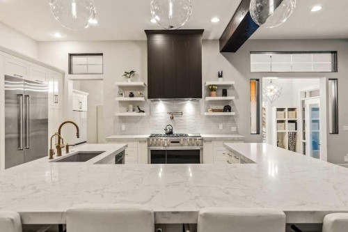 19 Sienna Ridge Bay Sw, Calgary, AB - Indoor Photo Showing Kitchen With Upgraded Kitchen