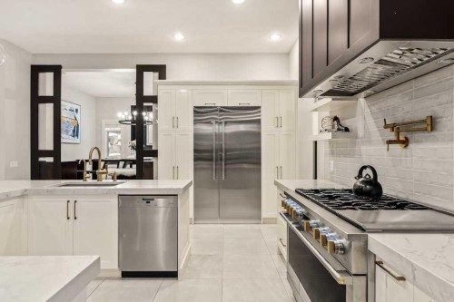 19 Sienna Ridge Bay Sw, Calgary, AB - Indoor Photo Showing Kitchen With Upgraded Kitchen