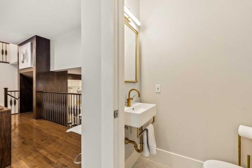 19 Sienna Ridge Bay Sw, Calgary, AB - Indoor Photo Showing Bathroom