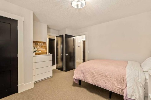 19 Sienna Ridge Bay Sw, Calgary, AB - Indoor Photo Showing Bedroom