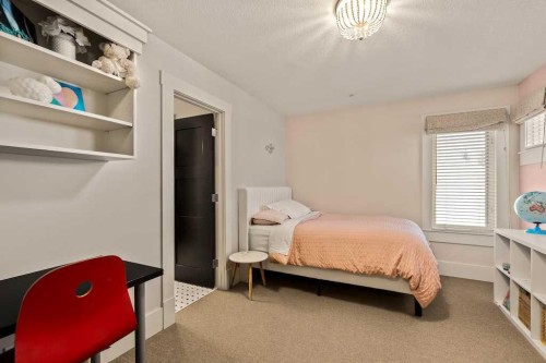 19 Sienna Ridge Bay Sw, Calgary, AB - Indoor Photo Showing Bedroom