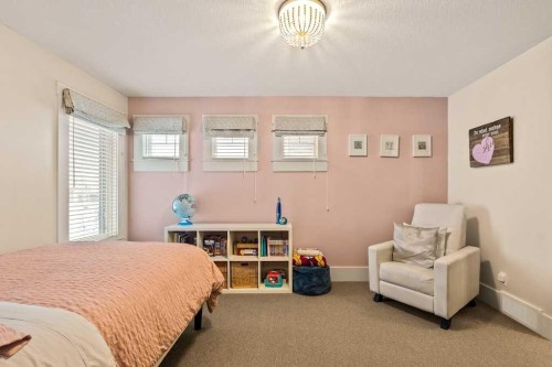19 Sienna Ridge Bay Sw, Calgary, AB - Indoor Photo Showing Bedroom