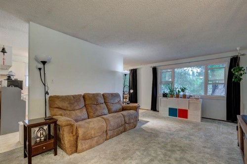 628 Cantrell Drive Sw, Calgary, AB - Indoor Photo Showing Living Room