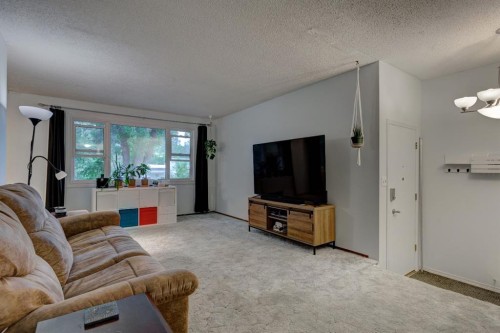628 Cantrell Drive Sw, Calgary, AB - Indoor Photo Showing Living Room