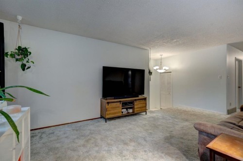 628 Cantrell Drive Sw, Calgary, AB - Indoor Photo Showing Living Room