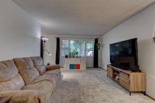 628 Cantrell Drive Sw, Calgary, AB - Indoor Photo Showing Living Room