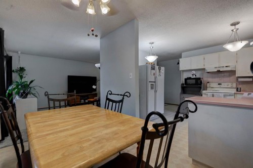 628 Cantrell Drive Sw, Calgary, AB - Indoor Photo Showing Other Room