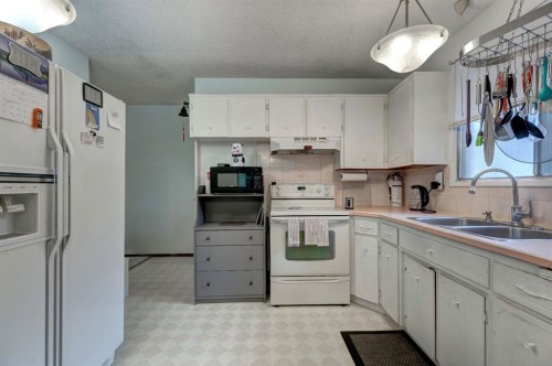 628 Cantrell Drive Sw, Calgary, AB - Indoor Photo Showing Kitchen With Double Sink
