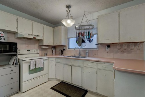 628 Cantrell Drive Sw, Calgary, AB - Indoor Photo Showing Kitchen With Double Sink