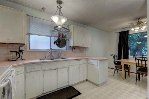 628 Cantrell Drive Sw, Calgary, AB - Indoor Photo Showing Kitchen With Double Sink