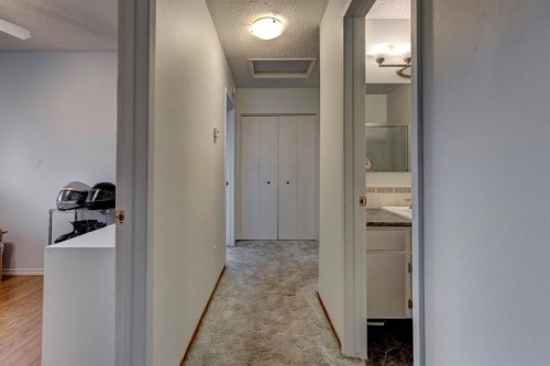 628 Cantrell Drive Sw, Calgary, AB - Indoor Photo Showing Other Room