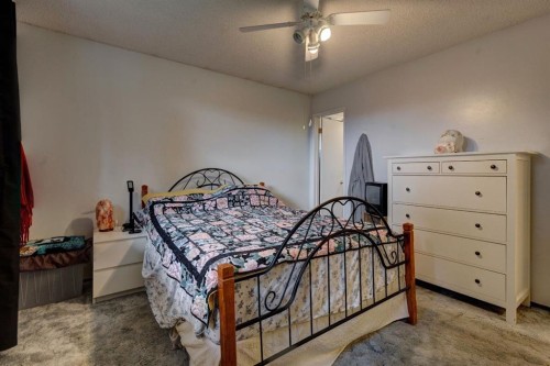 628 Cantrell Drive Sw, Calgary, AB - Indoor Photo Showing Bedroom