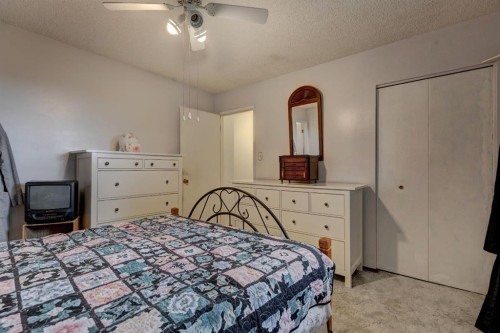 628 Cantrell Drive Sw, Calgary, AB - Indoor Photo Showing Bedroom