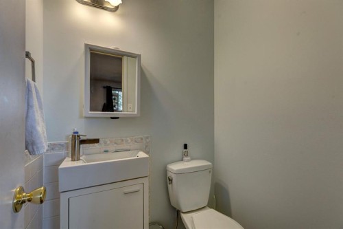 628 Cantrell Drive Sw, Calgary, AB - Indoor Photo Showing Bathroom