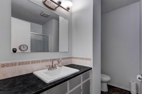 628 Cantrell Drive Sw, Calgary, AB - Indoor Photo Showing Bathroom