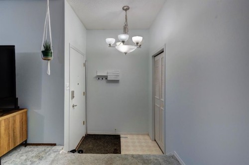 628 Cantrell Drive Sw, Calgary, AB - Indoor Photo Showing Other Room