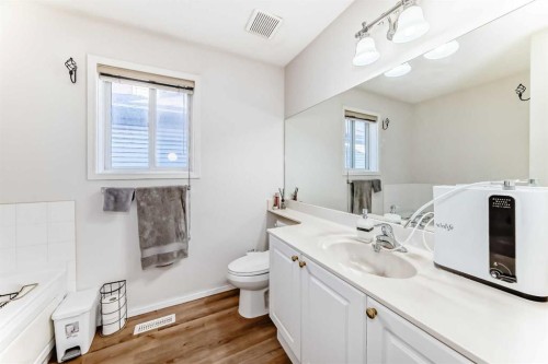 33 Citadel Estates Terrace Nw, Calgary, AB - Indoor Photo Showing Bathroom
