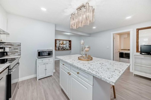 33 Citadel Estates Terrace Nw, Calgary, AB - Indoor Photo Showing Kitchen With Upgraded Kitchen