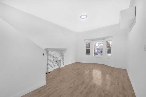 1022 18 Avenue, Calgary, AB - Indoor Photo Showing Other Room