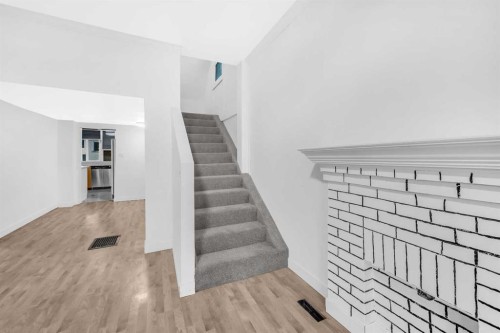 1022 18 Avenue, Calgary, AB - Indoor Photo Showing Other Room